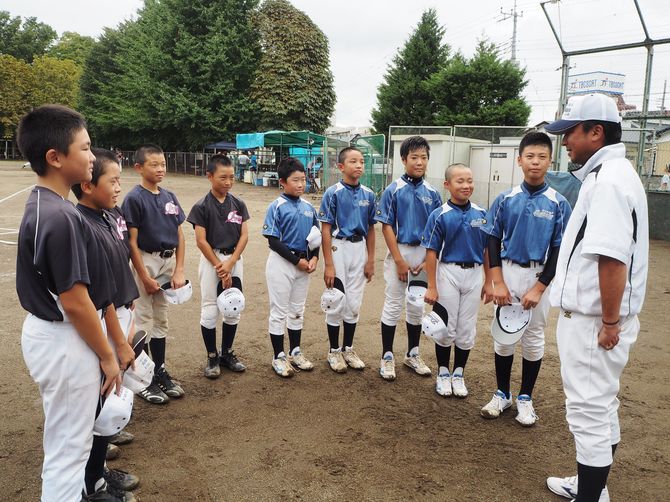 杉山監督(右)から指導を受ける小山第三クラブの選手たち