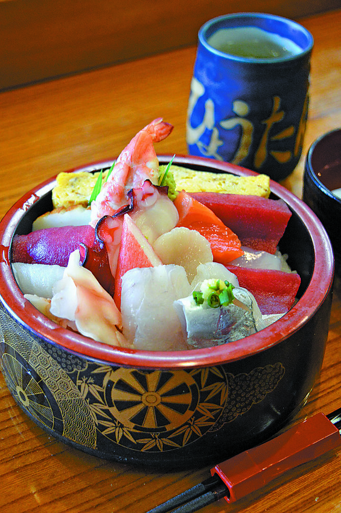 マグロが自慢、旬のネタも豊富にのった「ちらし寿司」