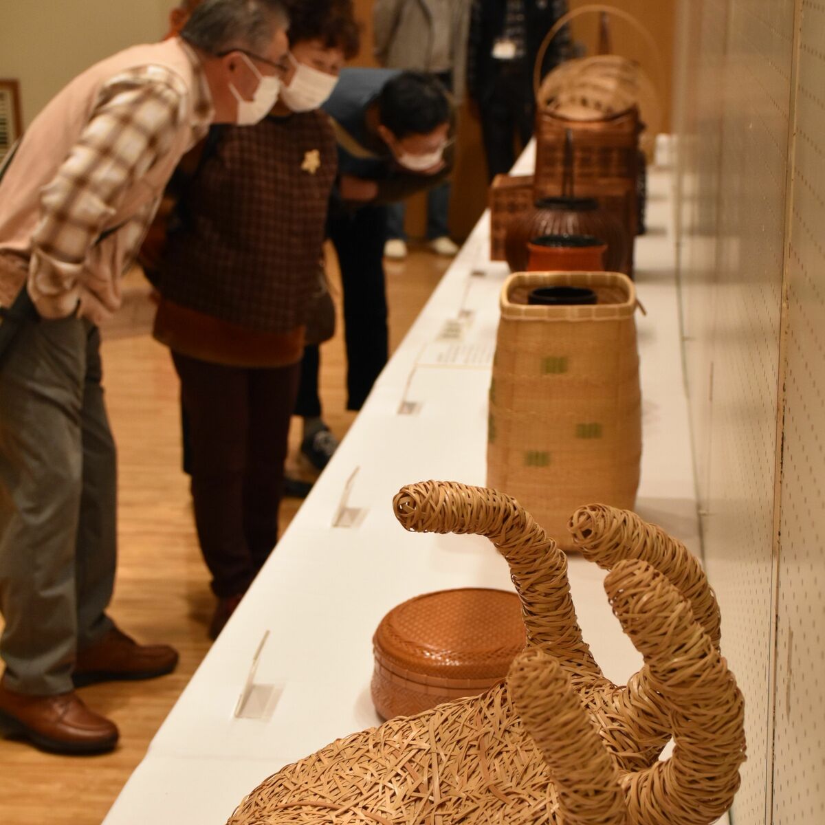 大田原で「全国竹芸展」5日まで 繊細に雅に92点、作品作りの実演も