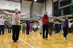 健康維持に１１０人 ラジオ体操挑戦