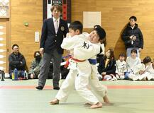 小学生ら80人 柔道大会で熱戦