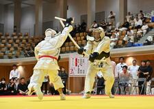 磨いた逮捕術２１８人競う 