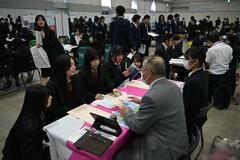 進学相談会に高校生ら８００人 