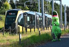 話題の“ティラノサウルス”で宇都宮を激走　ＬＲＴと並走も　ブームの理由、記者が探った