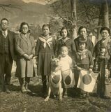 愛犬「アルミン」と家族の記念写真