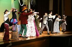 「不条理劇」観客に笑顔