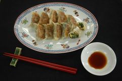 ＜ニラたっぷり春色餃子＞