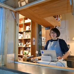 本がくれた再生の場所　宇都宮のシェア型書店の店員　夜が孤独な暗闇からぬくもりに