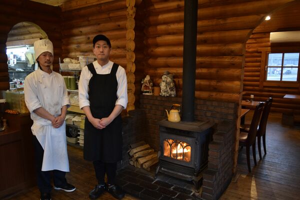 店内に立つ富田友哉さん（左）、直樹さん