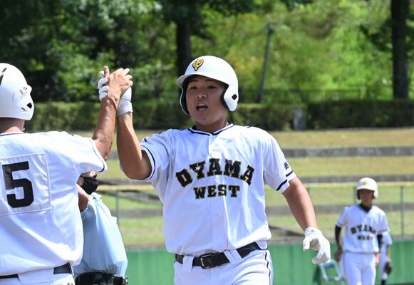 ３回、左翼席に二点本塁打を放ち、ホームインする小山西の保坂＝ヤオハンいちごパーク野球場
