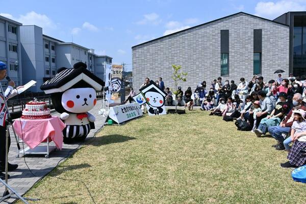 来場者からお祝いされるとち介