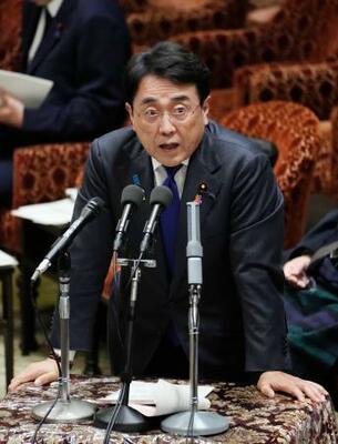 　衆院予算委で答弁する赤沢経産相＝１１日午前