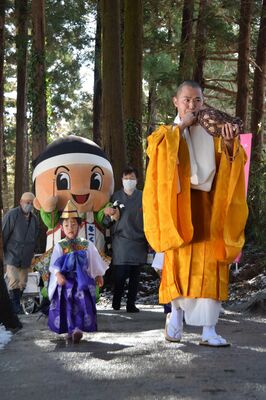 遊歩道を進む住職ら
