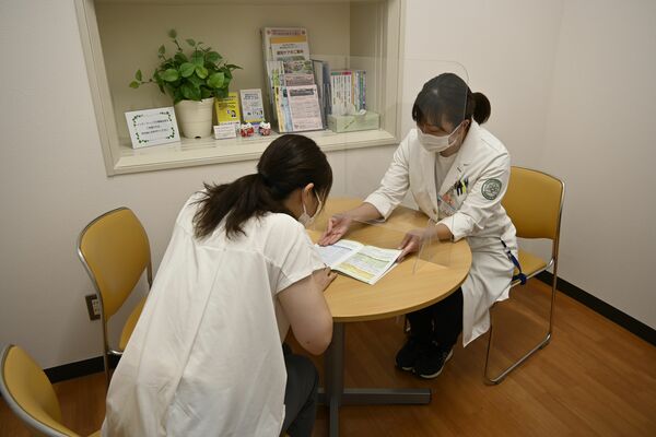 県立がんセンターのがん相談支援センター。がん専門相談員が患者や家族らの悩みに寄り添う