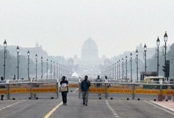 大気汚染の影響で白くかすむインド大統領官邸=28日、ニューデリー(共同)