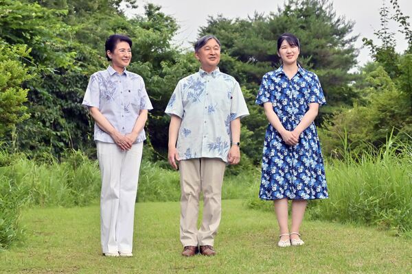 那須御用邸内の休憩所「嚶鳴亭」周辺を散策される天皇ご一家＝18日午後６時３０分、那須町内（代表撮影）