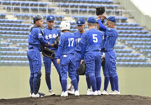 ２回、２死二、三塁のピンチでマウンドに集まる青藍泰斗ナイン＝エイジェックスタジアム