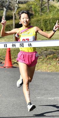 女子三島の５区福田がゴールテープを切り、６年ぶり４度目の優勝を決める＝那須野が原公園特設周回コース、鈴木航撮影