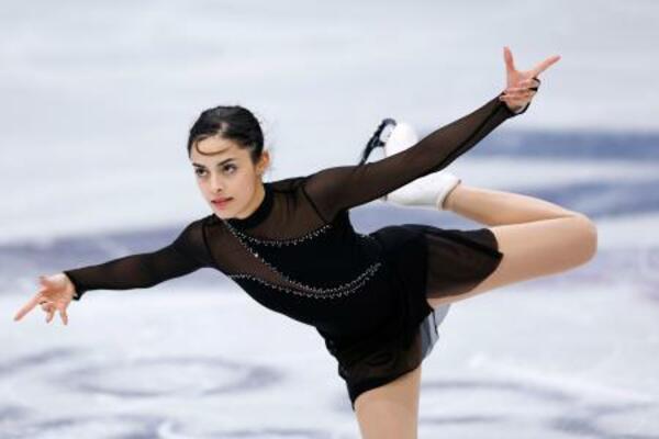 　フィギュアスケートの公式練習で調整するカナダのマデリン・シザス＝ミラノ（共同）