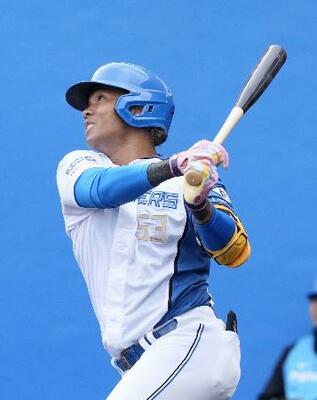 　紅白戦で２打席連続の本塁打を放つ日本ハム・水谷＝名護