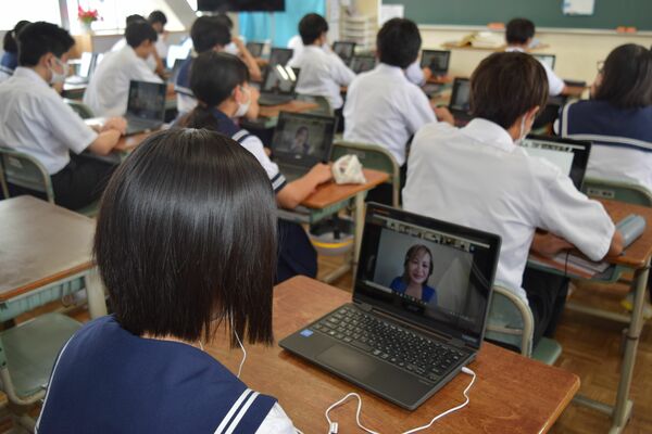 オンライン英会話に臨む生徒たち