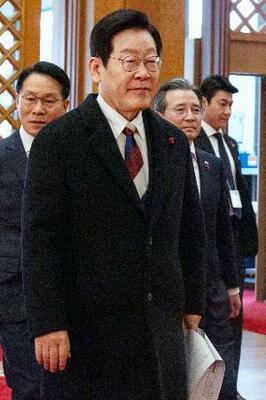 　２９日、ソウルの青瓦台に初出勤した李在明大統領（共同）
