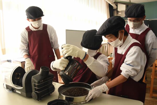 焙煎の具合を確認する生徒たち