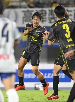 後半15分、栃木ＳＣのＭＦ福森（中央）が同点ゴールを決めて喜ぶ＝カンセキスタジアムとちぎ、森田大地撮影