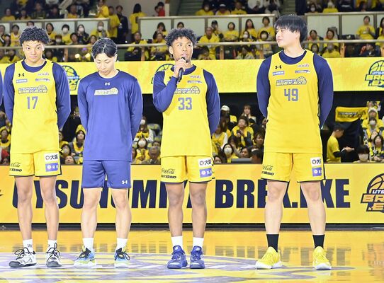 ハーフタイムにあいさつする３人制ブレックスのソロモン
