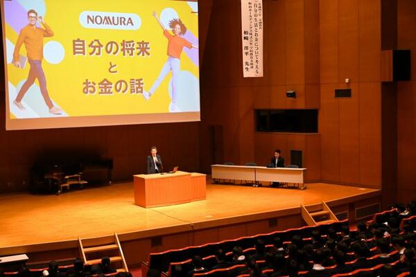 宇都宮短大付属高で行われた金融経済教室＝宇都宮市