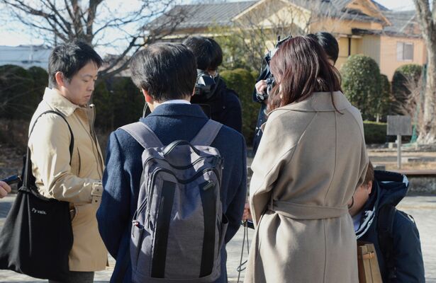 署名の追加提出後、報道陣の取材に応える佐々木多恵子さん（手前右）ら＝27日午前、宇都宮市材木町