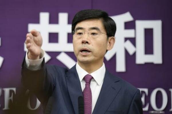 中国商務省の何亜東報道官=25年6月、北京(共同)