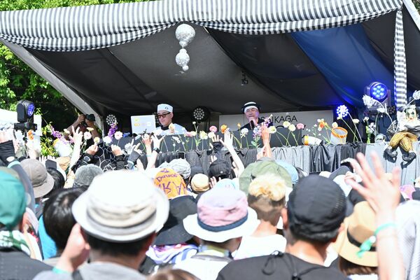 大勢の観客で盛り上がるDJステージ前の会場