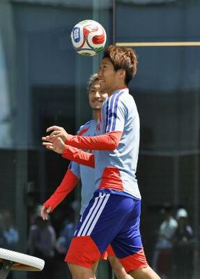 チュニジア戦に向けた練習に臨む鎌田(手前)=17日、ナッシュビル近郊(共同)