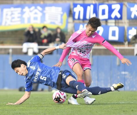 前半32分、中盤でボールを奪う栃木シティのＭＦ土佐（右）＝宮城県のみやぎ生協めぐみ野サッカー場