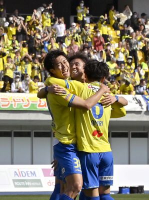 前半35分、先制シュートを決め仲間と喜び合う栃木ＳＣのＭＦ小堀（左）＝カンセキスタジアムとちぎ