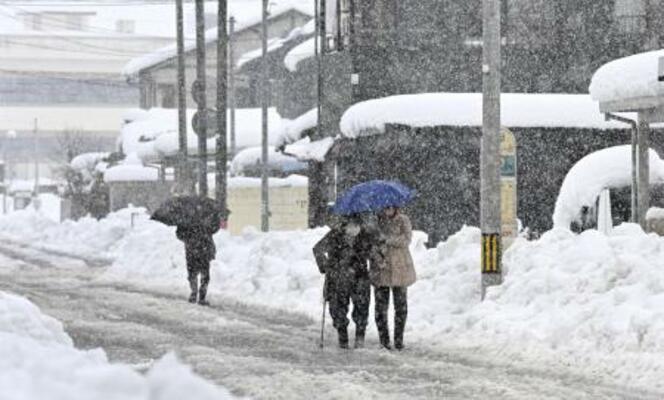 　積雪した福井市内を歩く人たち＝１月