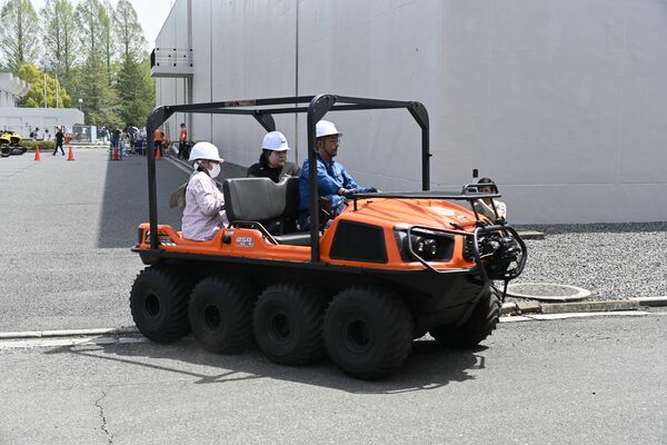水陸両用車に試乗する家族連れ