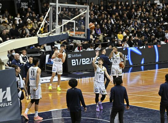 アップをしながら試合の再開を待つ選手たち=千葉ポートアリーナ