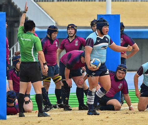 国学栃木－桐蔭学園（神奈川）決勝　前半25分、３トライ目を許し呆然とする国学栃木の選手たち＝県総合運動公園第２陸上競技場
