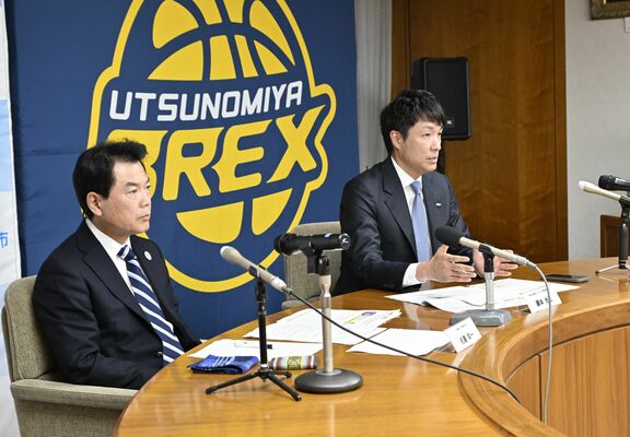 ふるさと納税を活用した新アリーナ構想を明らかにする栃木ブレックスの藤本光正社長（右）。左は佐藤宇都宮市長＝２０２５年12月
