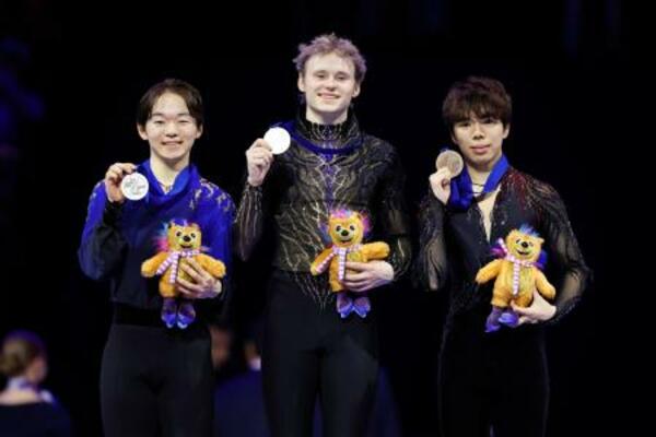 　男子の表彰式でメダルを掲げる（左から）２位の鍵山優真、優勝のイリア・マリニン、３位の佐藤駿＝プラハ（共同）