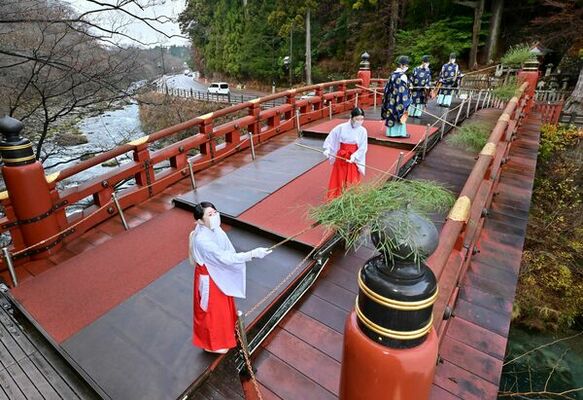 北関東の訪日客に人気のある観光地ランキングで首位になった神橋。年末のすす払いは恒例行事