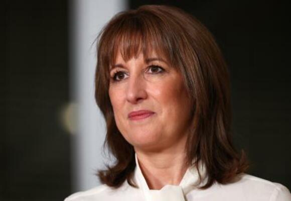 ロンドン大学病院で話をするリーブス英財務相=26日(AP=共同)