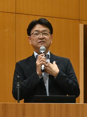 講演する川村副市長＝16日午後、宇都宮市