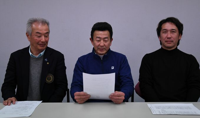 予選実施を説明する赤羽錬成会会長(中央)と桜井敦県ゴルフ連盟副会長(左)、鈴木貴士錬成会副会長=宇都宮市