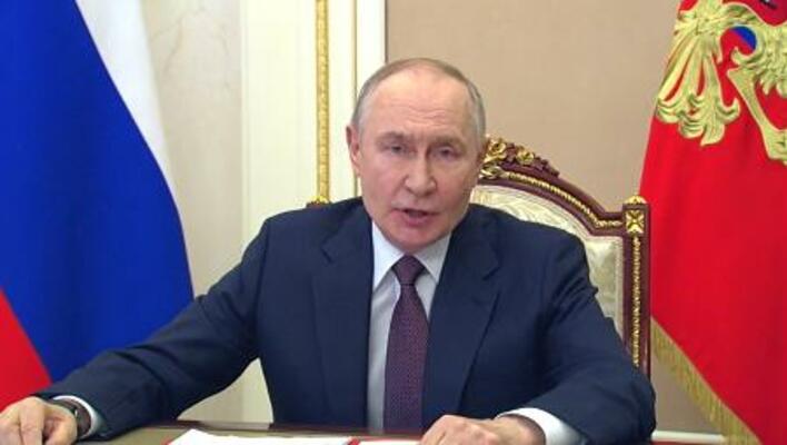 21日、モスクワでオンライン安全保障会議に参加するロシアのプーチン大統領(ロシア大統領府提供・共同)