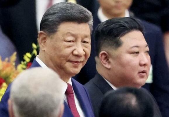 2025年9月、レセプションに臨む中国の習近平国家主席(左)と北朝鮮の金正恩朝鮮労働党総書記=北京の人民大会堂(ロイター=共同)