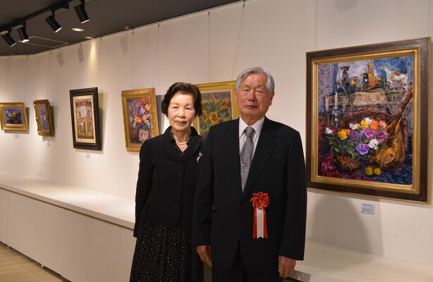 個展を開いている森さん（右）と房子さん
