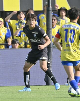 守備をする栃木シティのＤＦ升掛＝４月２５日の栃木ＳＣ戦から、ＣＦＳ